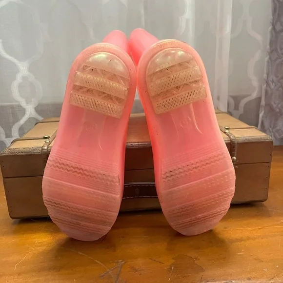 Vibrant iridescent Pink Rain Boots - Picture 5 of 6